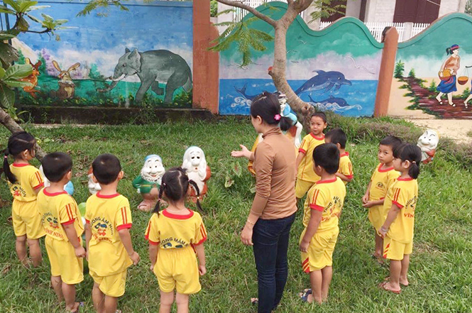  Các cháu Trường mầm non Vĩnh Ninh (Quảng Ninh) đang học ở vườn cổ tích.