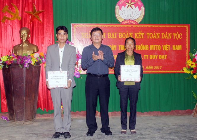 Đồng chí Trần Tiến Dũng, Tỉnh ủy viên, Phó Chủ tịch UBND tỉnh tặng quà cho bà con nhân dân tiểu khu 9, TT.Quy Đạt.