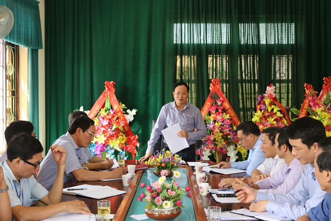  Đồng  chí Lê Minh Ngân, Tỉnh ủy viên, Phó chủ tịch UBND tỉnh phát biểu tại buổi làm việc với xã Quảng Trung (thị xã  Ba Đồn) về tình hình triển khai xây dựng nông thôn mới.