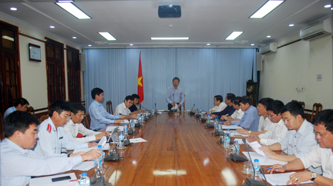 Đồng chí Nguyễn Hữu Hoài, Chủ tịch UBND tỉnh phát biểu tại cuộc họp.