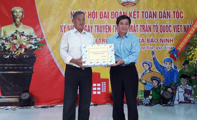 Đồng chí Lê Văn Phúc, Ủy viên Ban Thường vụ Tỉnh ủy, Bí thư Thành ủy Đồng Hới trao tặng quà cho thôn Trung Bính, xã Bảo Ninh.