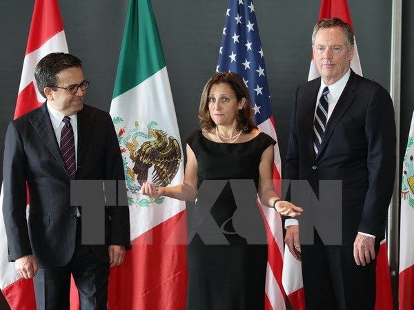 (Từ trái sang): Bộ trưởng Kinh tế Mexico Ildefonso Guajardo Villarreal, Ngoại trưởng Canada Chrystia Freeland và Đại diện Thương mại Mỹ Robert E. Lighthizer tại vòng tái đàm phán NAFTA ở Ottawa, Canada ngày 27-9. (Nguồn: AFP/TTXVN)