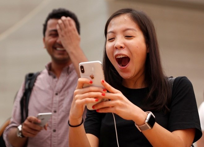 Một khách hàng thử tính năng Animoji trên iPhone X trong cửa hàng Apple ở Singapore. (Nguồn: Reuters)
