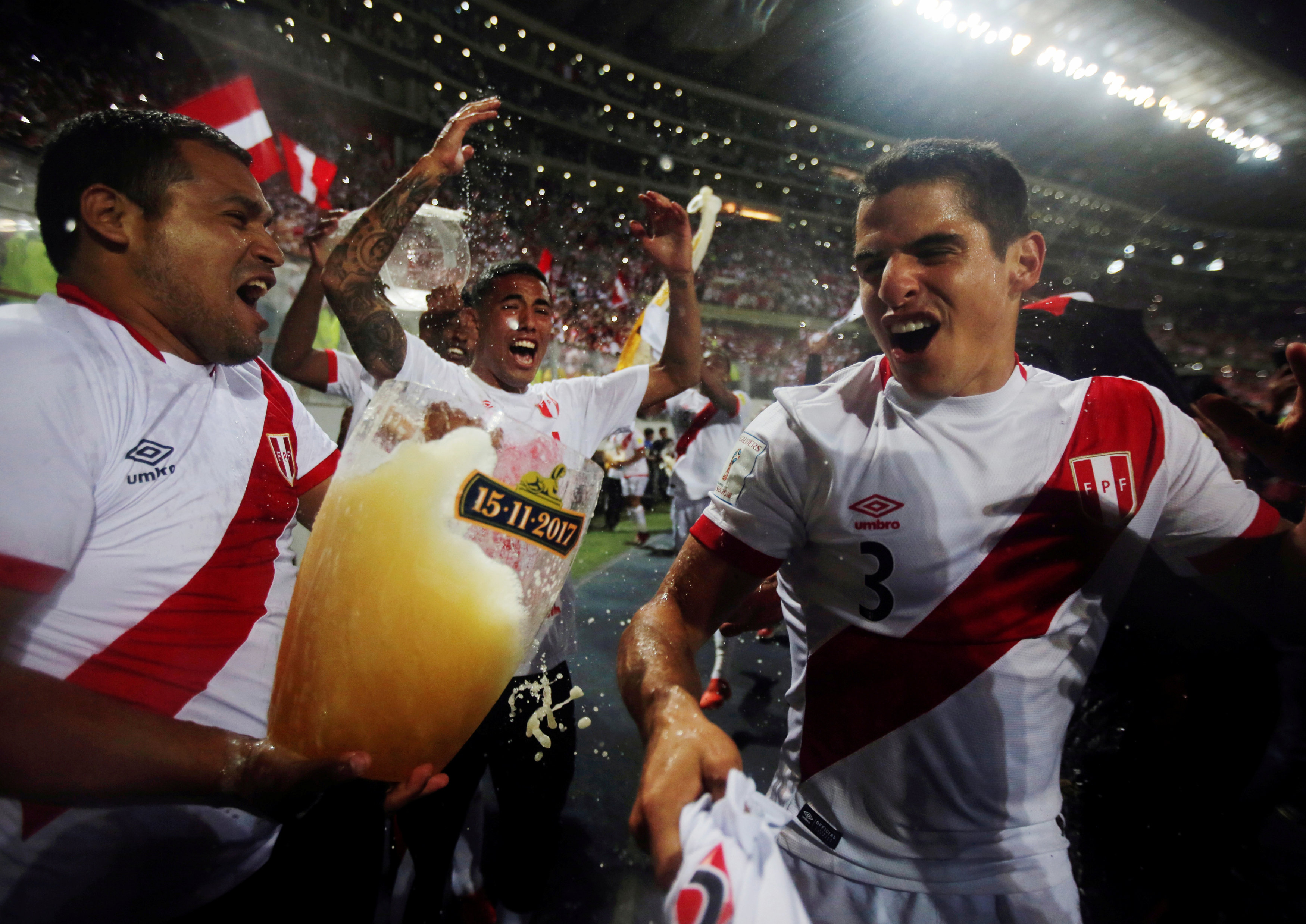  Các tuyển thủ Peru mừng ngày trở lại đấu trường World Cup sau 36 năm. Ảnh: REUTERS
