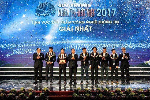 Thủ tướng Nguyễn Xuân Phúc trao giải Nhất trong lĩnh vực Công nghệ thông tin. (Nguồn: BTC)