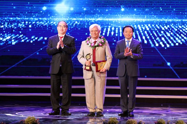 Ông Nguyễn Thiện Nhân - Bí thư Thành ủy Thành phố Hồ Chí Minh (trái); ông Trần Hồng Hà - Bộ trưởng Bộ Tài nguyên & Môi trường (phải) trao giải thưởng Môi trường. (Nguồn: BTC)