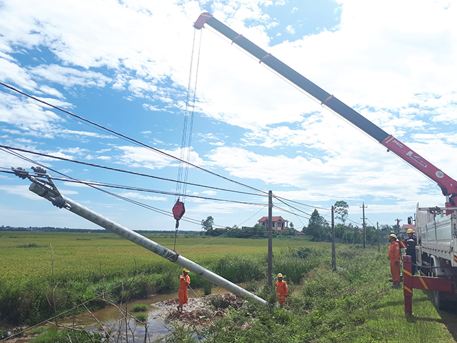 Ngành điện lực nỗ lực sửa chữa, nâng cấp hệ thống lưới điện giúp các địa phương xây dựng nông thôn mới.