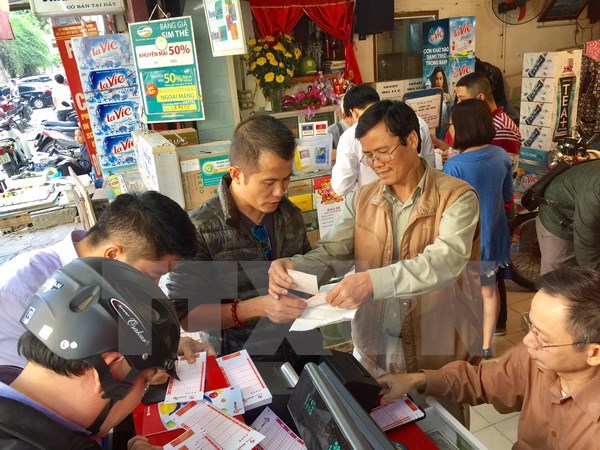 Người dân Thủ đô mua vé số điện toán. (Ảnh Nguyễn Thắng/TTXVN)