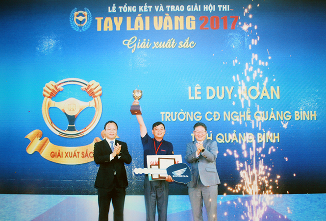 Thầy giáo Lê Duy Hoàn đạt giải xuất sắc tại hội thi “Tay lái vàng” toàn quốc năm 2017.