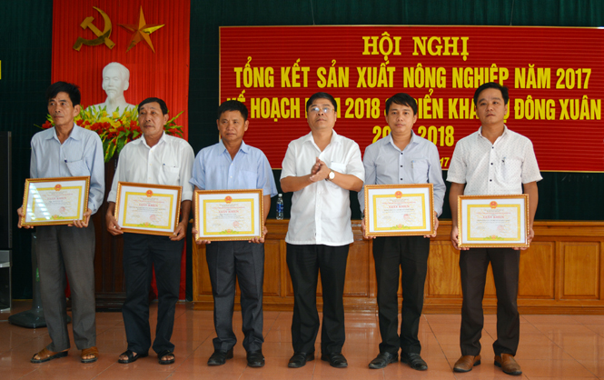  Đại diện lãnh đạo UBND huyện Quảng Ninh khen thưởng những tập thể, cá nhân đạt thành tích xuất sắc trong sản xuất nông nghiệp năm 2017. 