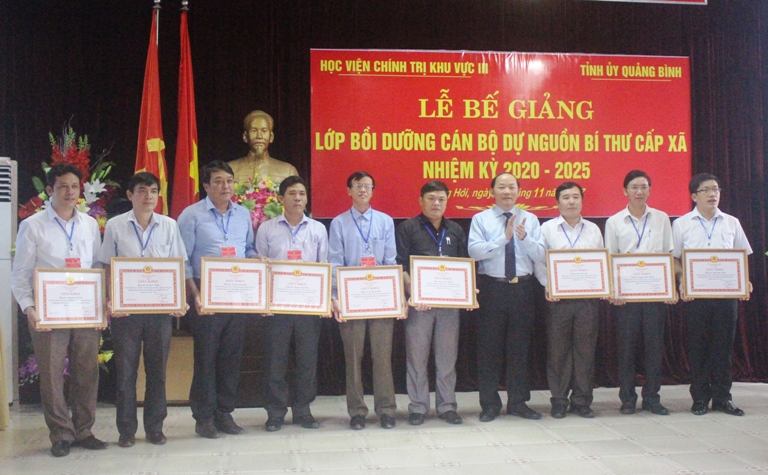 Đồng chí Trưởng Ban Tổ chức Tỉnh uỷ Trần Xuân Vinh trao giấy khen của Ban Tổ chức Tỉnh uỷ cho các cá nhân có thành tích xuất sắc