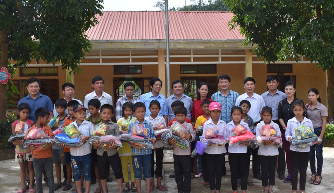 Nhóm thiện nguyện Lý Ninh 1 tặng quà học sinh Trường Tiểu học Hưng, xã Trọng Hóa, huyện Minh Hóa.