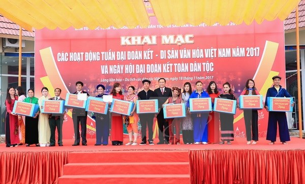  Chủ tịch Ủy ban Trung ương Mặt trận Tổ quốc Việt Nam Trần Thanh Mẫn trao quà cho đại diện đồng bào các dân tộc tham dự các hoạt động tại 