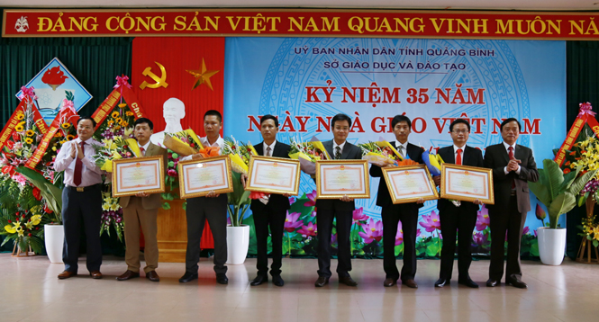 Phó Chủ tịch UBND tỉnh Lê Minh Ngân và Giám đốc Sở GD-ĐT Đinh Quý Nhân trao Bằng khen của Thủ tướng Chính phủ cho các cá nhân có thành tích xuất sắc từ năm học 2012-2013 đến năm học 2016-2017.