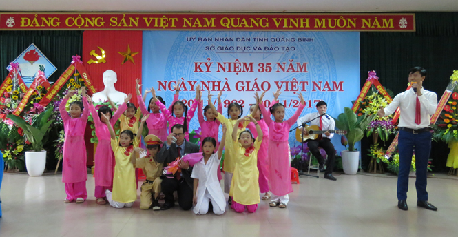 Tiết mục văn nghệ tri ân thầy cô của Trường tiểu học Đồng Phú (TP. Đồng Hới) biểu diễn tại lễ kỷ niệm 35 năm Ngày Nhà giáo Việt Nam 20-11 đã làm xúc động nhiều người.