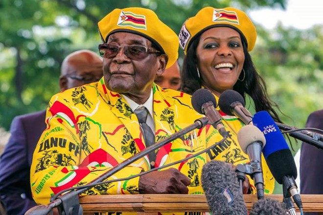 Tổng thống Zimbabwe Robert Mugabe và vợ, bà Grace Mugabe. (Nguồn: AFP/TTXVN)