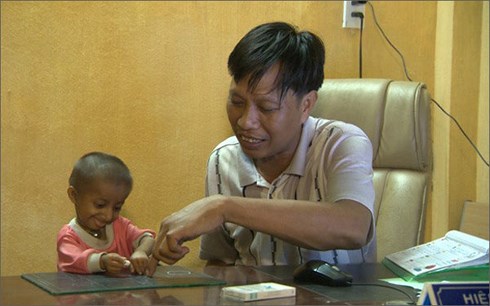 Thầy giáo Đặng Văn Cương với câu chuyện đầy xúc động về cậu học trò tí hon Đinh Văn K'Rể (Ảnh chụp từ chương trình “Thay lời tri ân”)