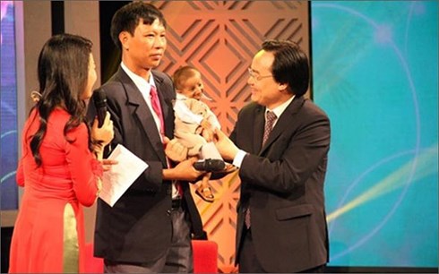  Bộ trưởng Phùng Xuân Nhạ bày tỏ sự cảm phục, sự ghi nhận với thầy giáo Đặng Văn Cương và các thầy cô giáo trên mọi miền Tổ quốc (Ảnh: Bộ GD-ĐT)