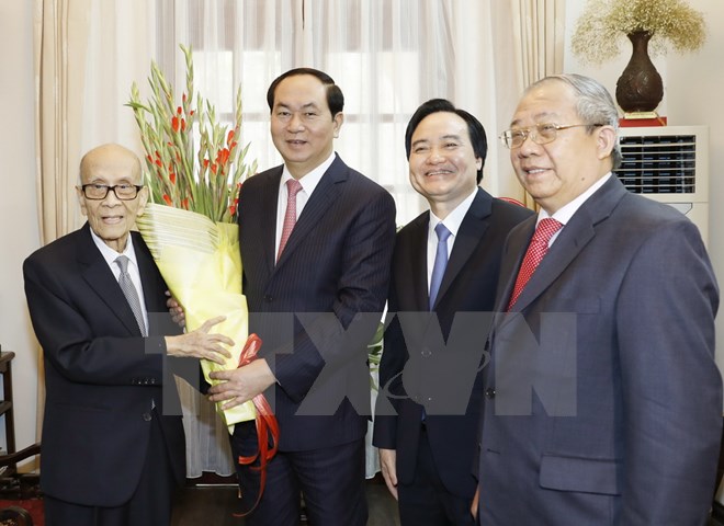 Chủ tịch nước Trần Đại Quang trong lần đến chúc Tết giáo sư Vũ Khiêu. (Ảnh: Nhan Sáng/TTXVN)