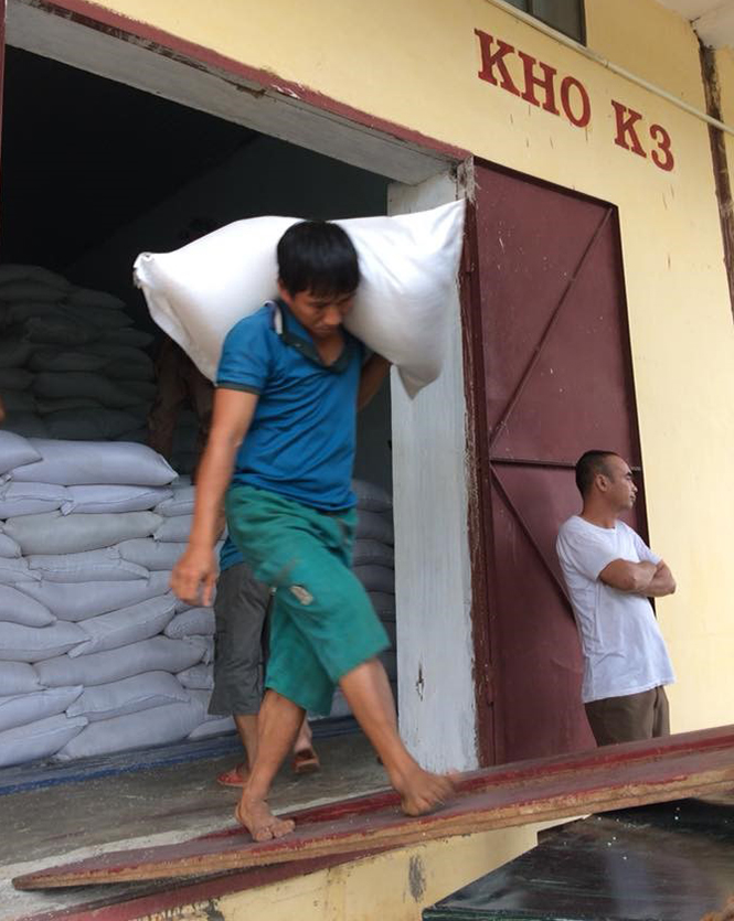 Cục Dự trữ Nhà nước khu vực Bình Trị Thiên xuất gạo cứu trợ bà con vùng lũ.
