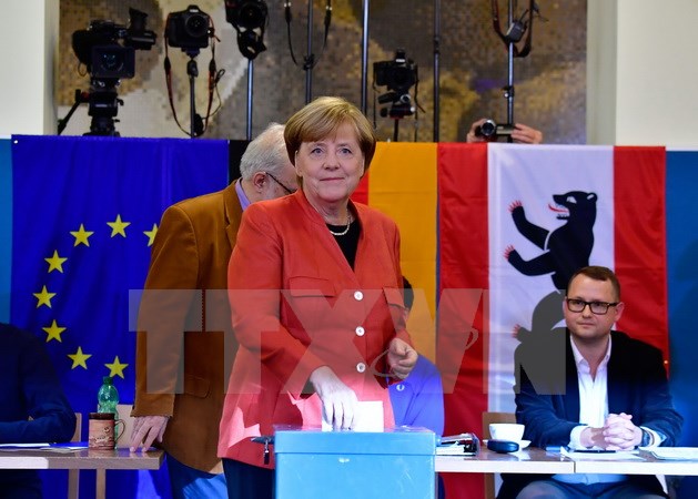 Thủ tướng Angela Merkel bỏ phiếu tại một địa điểm bầu cử ở Berlin ngày 24-9. (Nguồn: AFP/TTXVN)