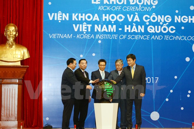 Phó Thủ tướng Vũ Đức Đam (giữa) chính thức khởi động V-KIST. (Ảnh: CTV/Vietnam+)