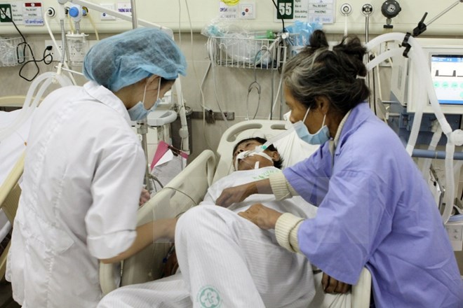Nhân viên y tế cấp cứu cho bệnh nhân bị đột quỵ. (Ảnh: Dương Ngọc/TTXVN)
