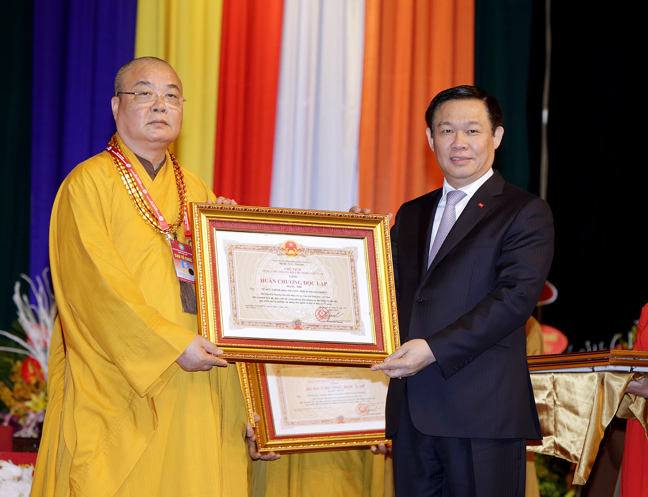 Thừa uỷ quyền của Chủ tịch nước, Phó Thủ tướng Vương Đình Huệ trao tặng Huân chương Độc lập và Huân chương Lao động cho các cá nhân của Giáo hội Phật giáo Việt Nam. Ảnh VGP/Thành Chung
