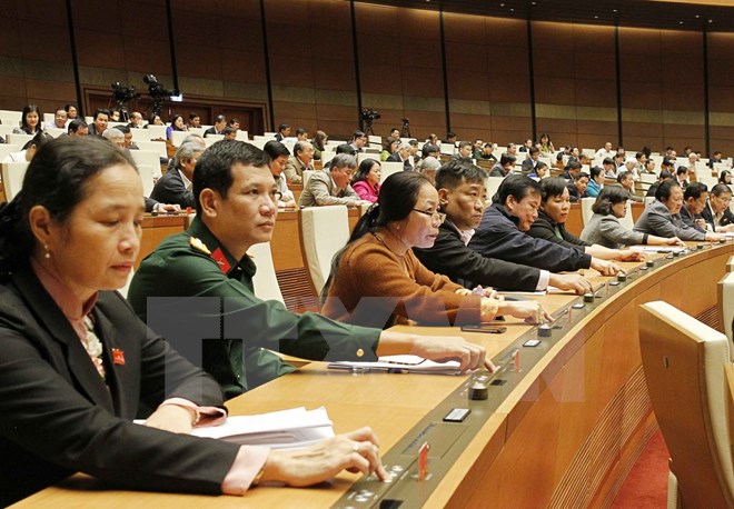 Các đại biểu biểu quyết thông qua Luật Thủy sản (sửa đổi). (Ảnh: Văn Điệp/TTXVN)