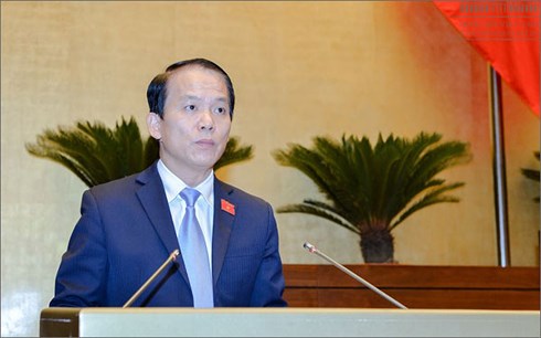  Phó Tổng Thư ký Quốc hội Hoàng Thanh Tùng trình bày dự thảo Nghị quyết điều chỉnh lộ trình đổi mới chương trình, sách giáo khoa giáo dục phổ thông (ảnh: Cổng TTĐT Quốc hội)