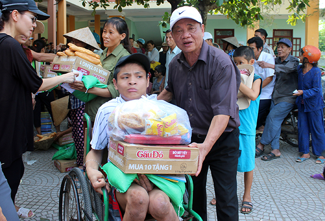 Ông Mai Xuân Thu, Chủ tịch Hội Bảo trợ NTT và TMC tỉnh trao quà cho trẻ khuyết tật.