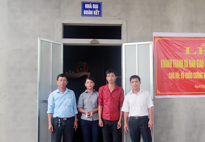 Ủy ban MTTQVN thị trấn Nông trường Việt Trung trao nhà Đại đoàn kết cho gia đình anh Nguyễn Văn Cường.
