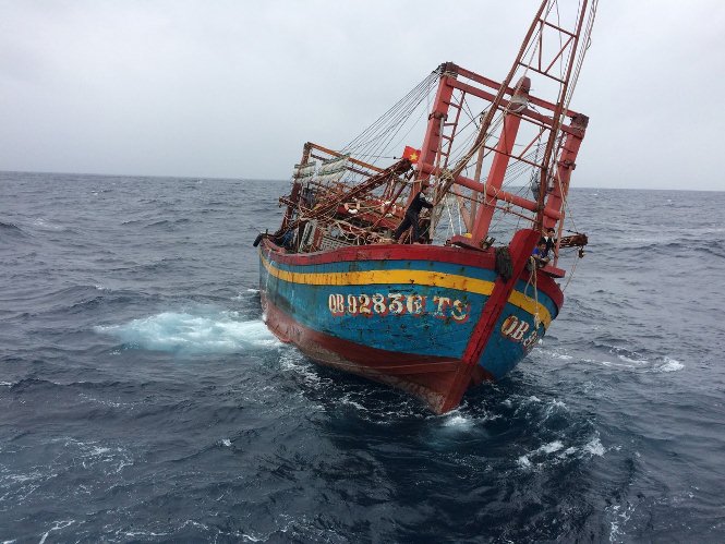 Tàu cá của ngư dân Quảng Bình gặp nạn trên Vịnh Bắc Bộ