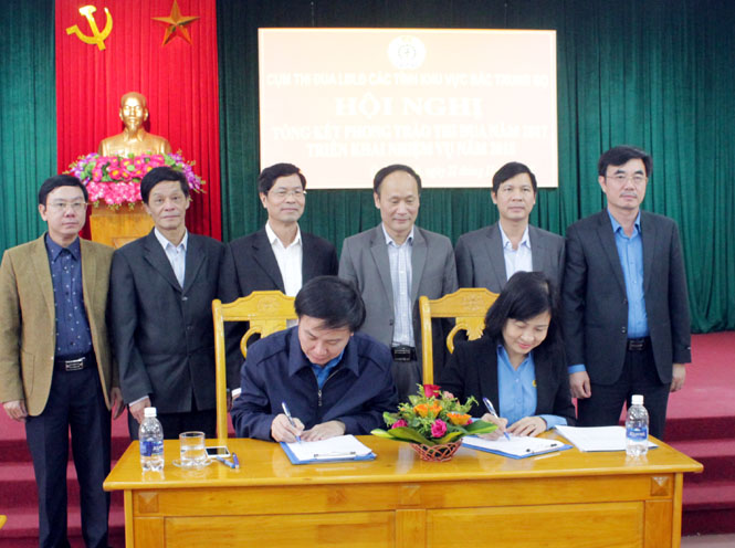  Đại diện lãnh đạo LĐLĐ các tỉnh Bắc Trung bộ ký kết giao ước thi đua năm 2018