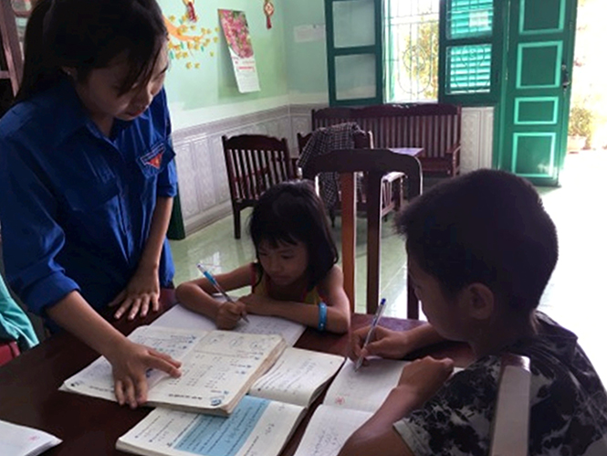 Sinh viên Trường đại học Quảng Bình dạy hè tình nguyện cho các em tại Làng trẻ em SOS Đồng Hới.