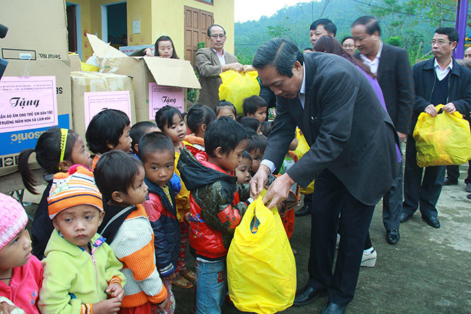  Đồng chí Hoàng Đăng Quang, Ủy viên Trung ương Đảng, Bí thư Tỉnh ủy, Chủ tịch HĐND tỉnh tặng quà cho các cháu học sinh trường Mầm non Lâm Hoá.