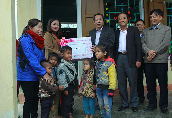  Đồng chí Hoàng Đăng Quang, Ủy viên Trung ương Đảng, Bí thư Tỉnh ủy, Chủ tịch HĐND tỉnh tặng quà cho trường Mầm non Thanh Lạng (khu vực lẽ ở bản Cà Xen).