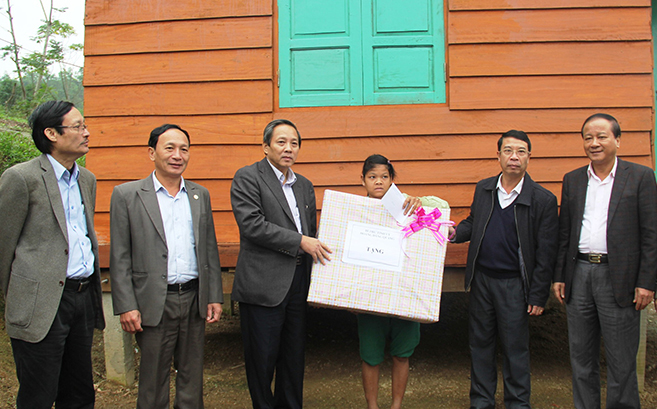 Đồng chí Hoàng Đăng Quang, Bí thư Tỉnh ủy tặng quà cho hộ nghèo được hỗ trợ xây nhà tại bản Chuối, xã Lâm Hoá.
