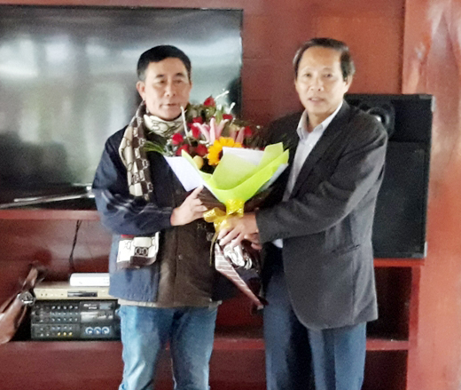 Đồng chí Bí thư Tỉnh ủy tặng hoa cho tổng đạo diễn chương trình Nguyễn Quang Vinh.