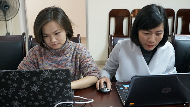 Biên tập viên Báo Quảng Bình điện tử xử lý thông tin phục vụ chương trình giao lưu trực tuyến.
