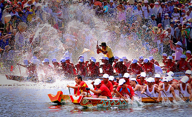 Đua thuyền truyền thống trên sông Kiến Giang, Lệ Thủy - Ảnh: Hoàng An