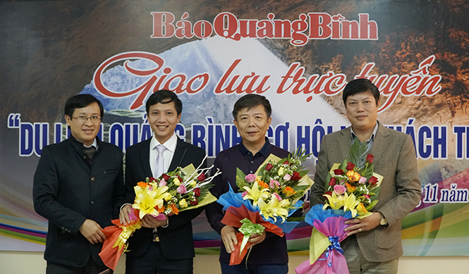 Đồng chí Hoàng Hữu Thái, Tổng biên tập Báo Quảng Bình tặng hoa cho các khách mời.