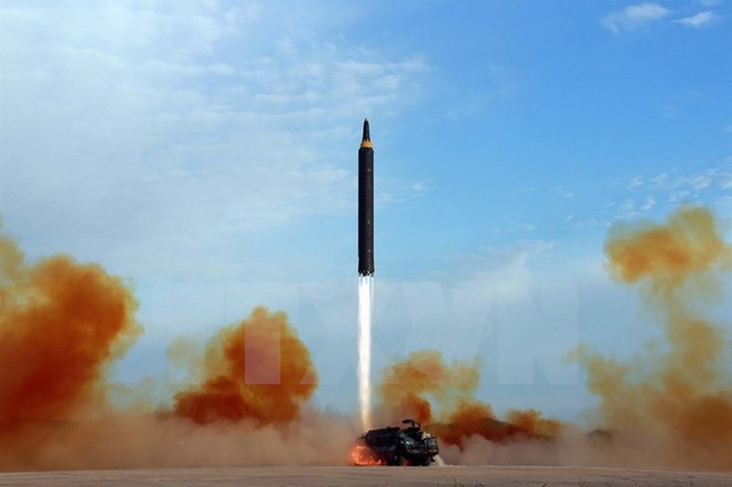 Một vụ phóng thử tên lửa đạn đạo tầm trung Hwasong-12 tại Triều Tiên. (Nguồn: AFP/ TTXVN)