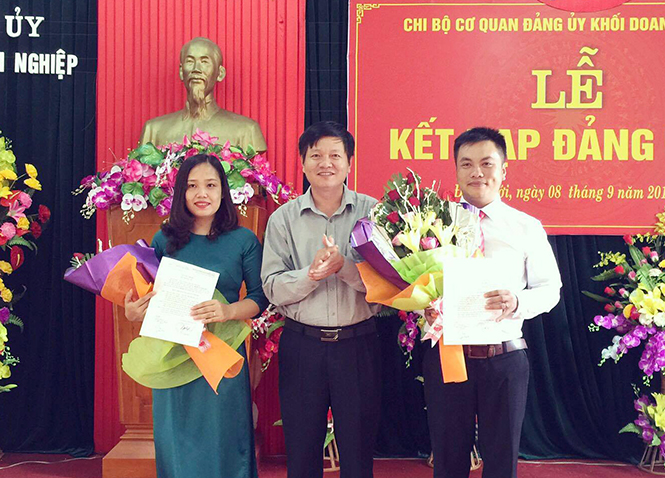 Lễ kết nạp đảng viên ở Chi bộ Văn phòng Đảng ủy Khối Doanh nghiệp được tổ chức trang trọng.