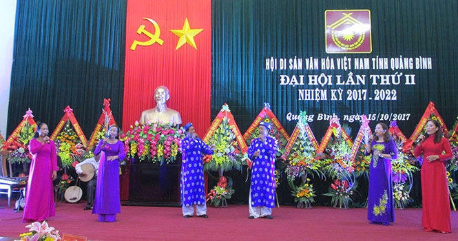Câu lạc bộ nghệ nhân hò khoan Lệ Thủy biểu diễn hò khoan chào mừng Đại hội Hội Di sản văn hóa Quảng Bình lần thứ II nhiệm kỳ 2017-2022.