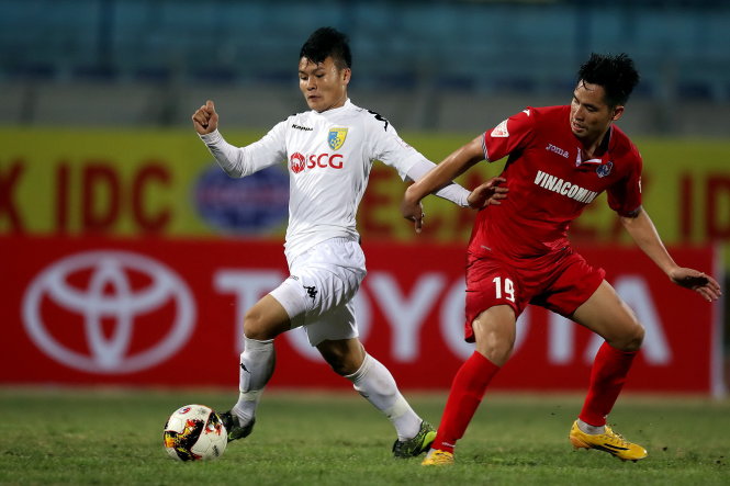  Quang Hải (trái) - tác giả 2 bàn thắng giúp Hà Nội hạ Than Quảng Ninh 3-2 trong trận lượt đi. Ảnh: ANH HOÀNG