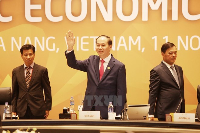 Chủ tịch nước Trần Đại Quang, Chủ tịch Hội nghị Cấp cao APEC lần thứ 25 chào mừng Lãnh đạo các nền kinh tế dự APEC. (Ảnh: TTXVN)