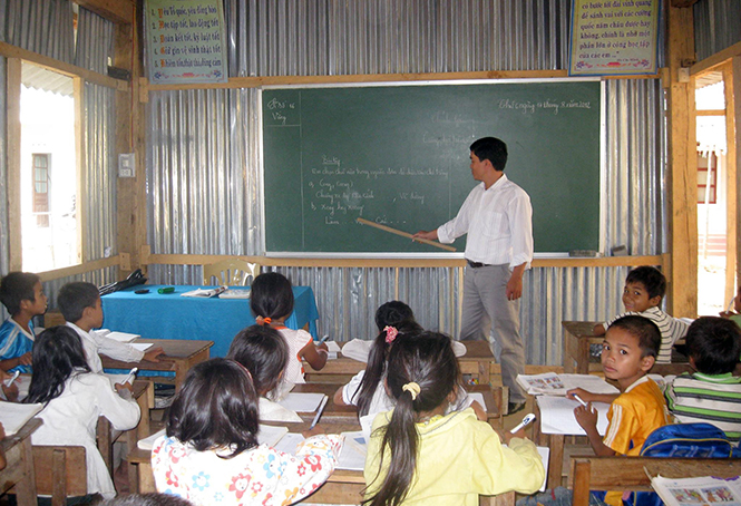 Các em học sinh ở xã Trọng Hóa đang theo học lớp “đẩy”