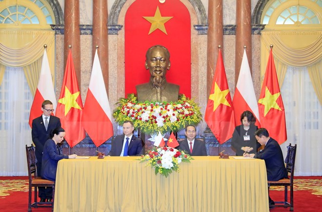 Chủ tịch nước Trần Đại Quang và Tổng thống Andrzej Duda chứng kiến lễ ký Bản ghi nhớ giữa Thông tấn xã Việt Nam và Thông tấn xã Ba Lan. (Ảnh: Nhan Sáng/TTXVN)