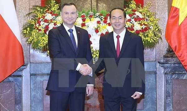 Chủ tịch nước Trần Đại Quang và Tổng thống Cộng hòa Ba Lan Andrzej Duda tại lễ đón. (Ảnh: Nhan Sáng/TTXVN)